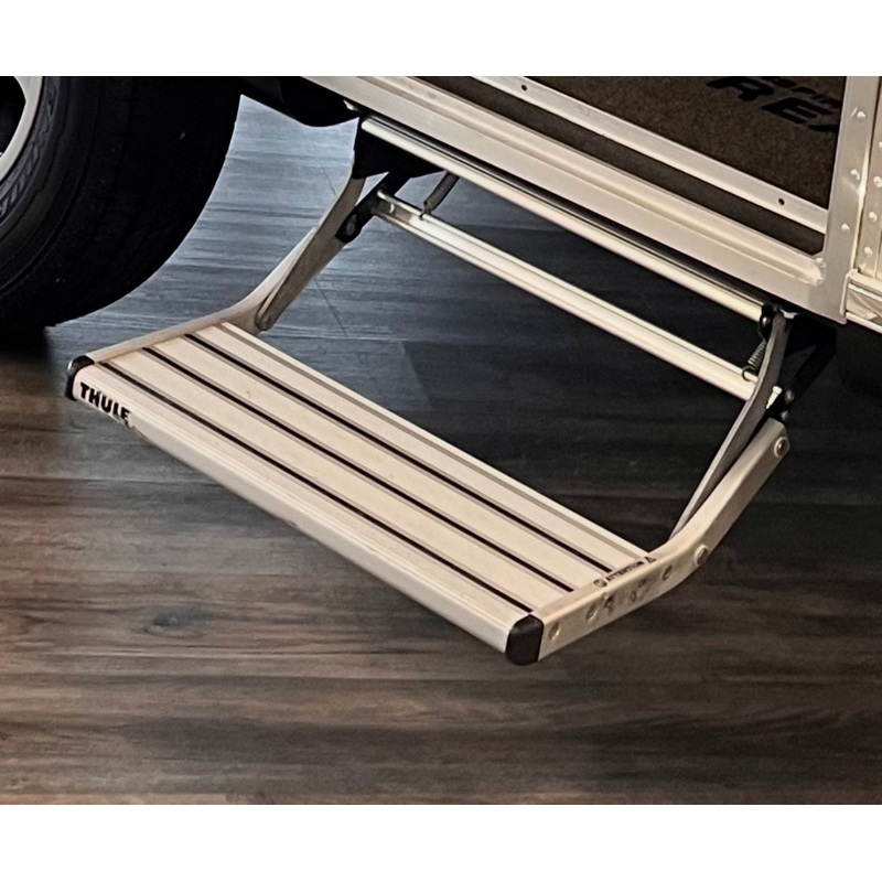 Airstream Manual Entry Step by Thule – 99900P-1970